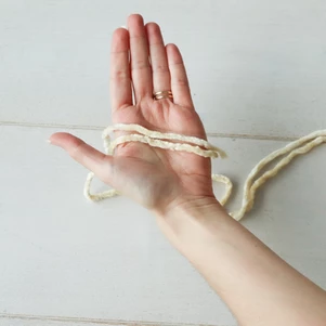 How to finger knit a scrunchie