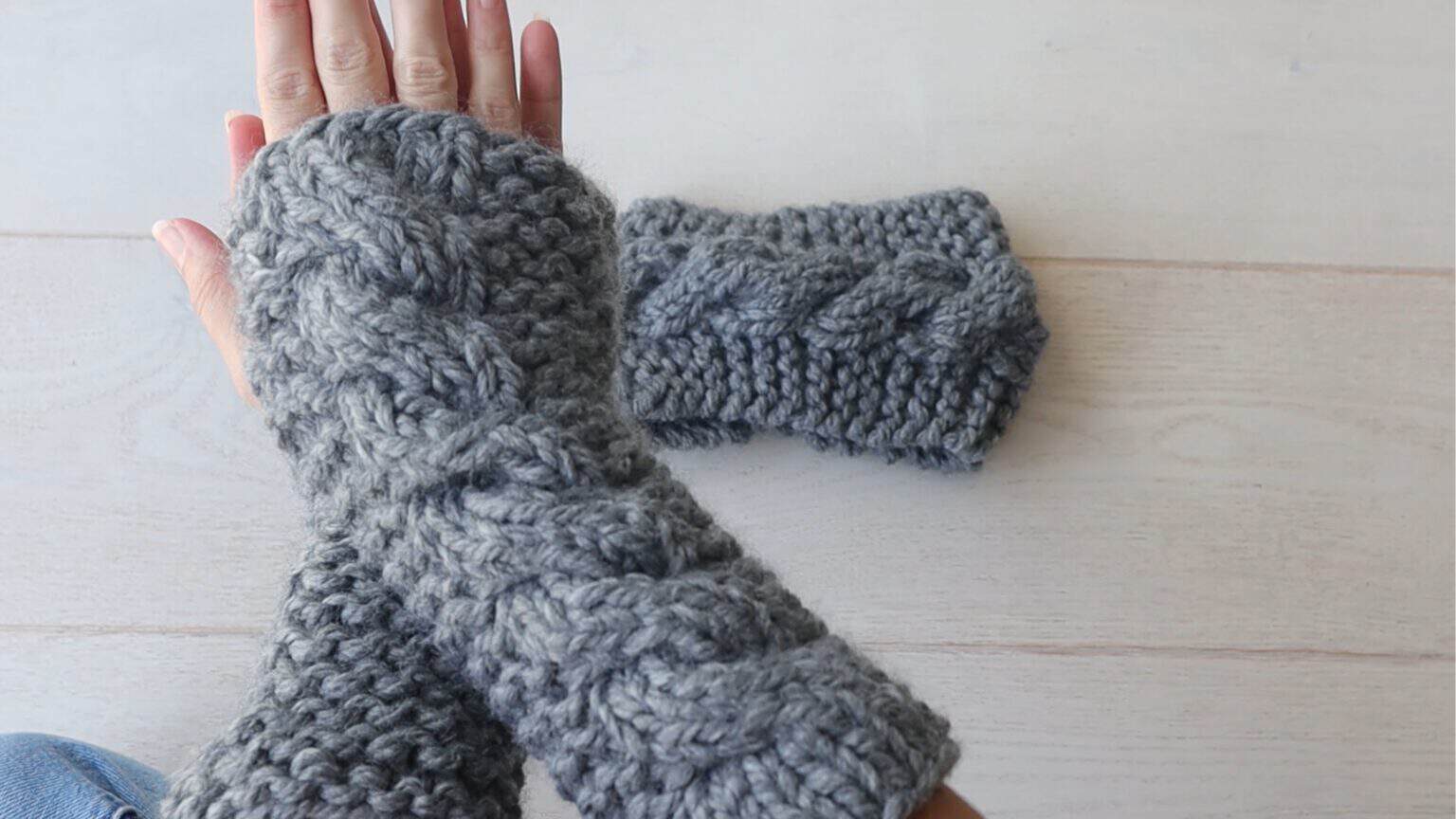Chunky Cable Knit Fingerless Gloves - Beginner Friendly Free Knitting ...
