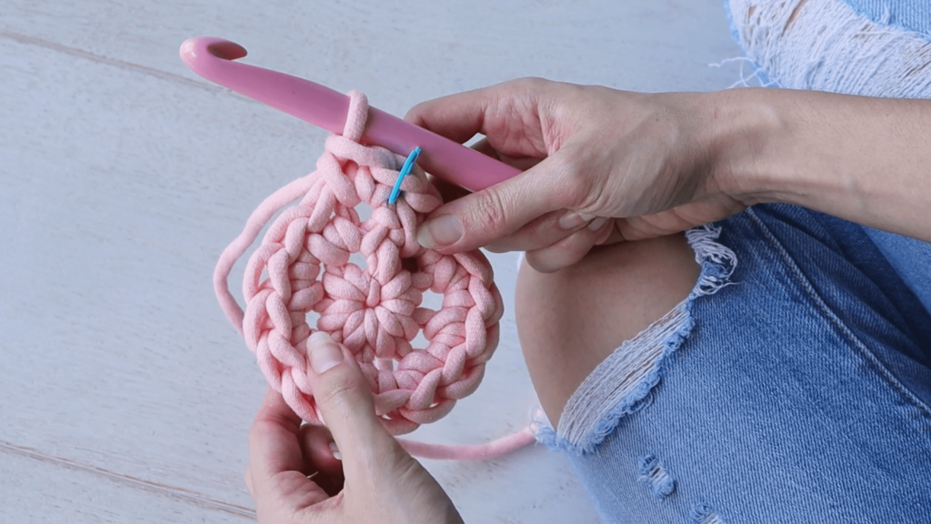 Super EASY magic ring (magic circle) crochet tutorial!