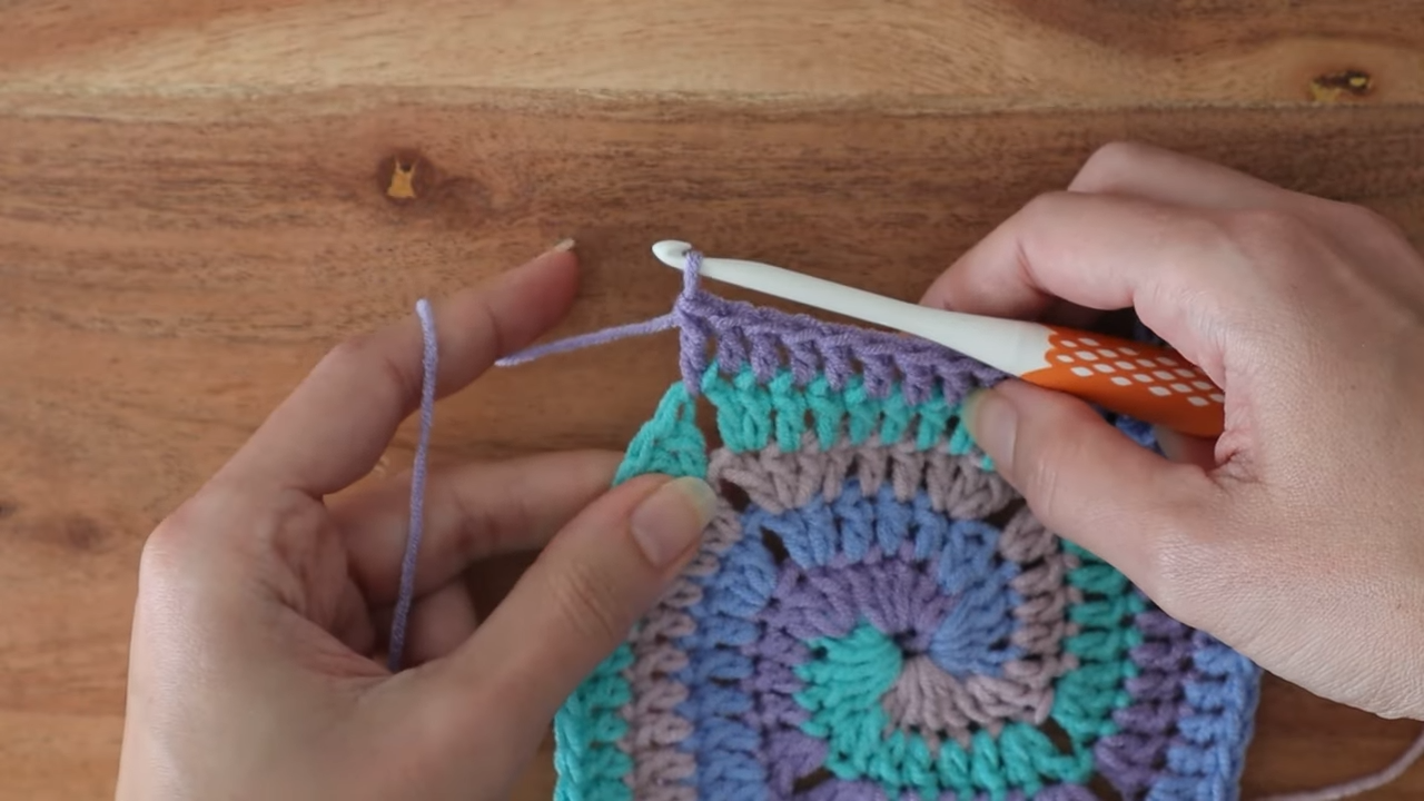 How To Crochet A Spiral Granny Square 4 colors!🤩 lays flat!🙀 The