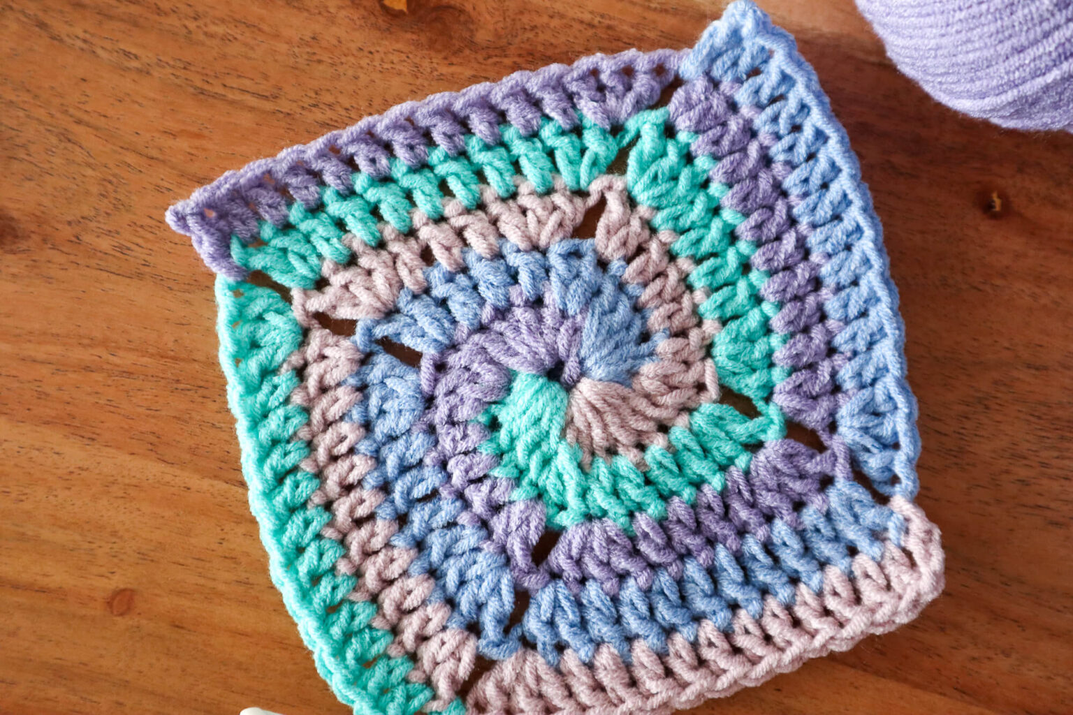 How To Crochet A Spiral Granny Square 4 colors!? lays flat!? The